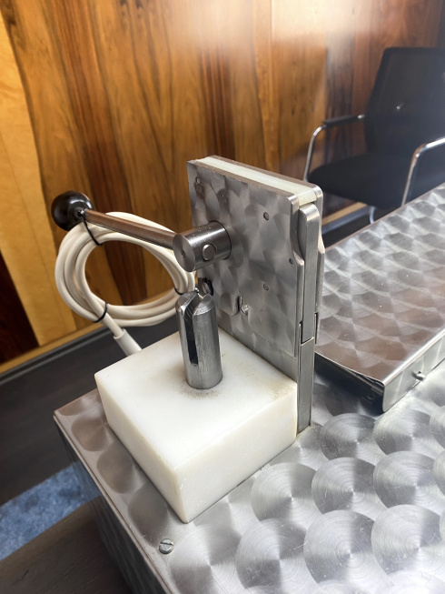 Spannclipper mit Einfülltrichter